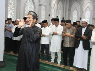 Bupati dan Wakil Bupati Tapanuli Selatan, H. Gus Irawan Pasaribu dan Jafar Syahbuddin Ritonga, melaksanakan salat Idul Fitri 1446 H di Masjid Agung Syahrun Nur, Kompleks Perkantoran Pemerintah Tapanuli Selatan, Sipirok, Senin (31/3/2025).