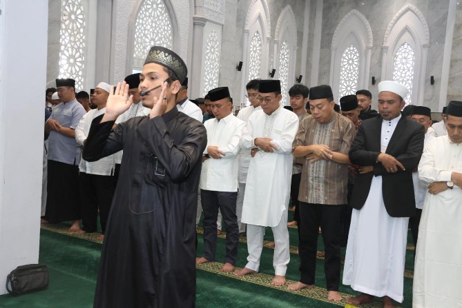 Bupati dan Wakil Bupati Tapanuli Selatan, H. Gus Irawan Pasaribu dan Jafar Syahbuddin Ritonga, melaksanakan salat Idul Fitri 1446 H di Masjid Agung Syahrun Nur, Kompleks Perkantoran Pemerintah Tapanuli Selatan, Sipirok, Senin (31/3/2025).
