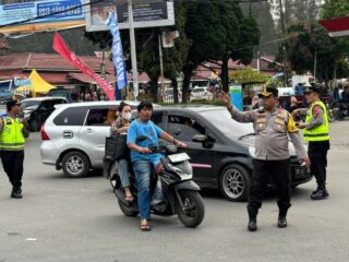 Personel Polda Sumut meningkatkan pengamanan di jalur wisata utama menuju Berastagi dan Danau Toba selama libur Lebaran 2025.