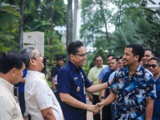 Suasana hangat dan penuh semangat mewarnai apel perdana pasca libur Idulfitri di halaman Kantor Walikota Medan, Selasa (8/4/2025).