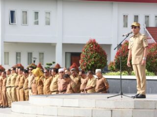 Bupati Tapanuli Selatan, Gus Irawan Pasaribu, pimpin apel gabungan hari pertama masuk kerja usai libur lebaran Idul Fitri 1446 Hijriyah di Lapangan Parade pusat perkantoran pemerintah daerah di Sipirok, Selasa (8/4/2025) pagi