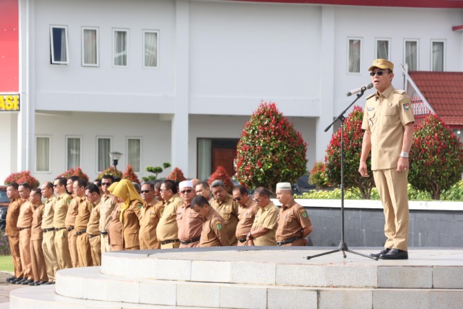 Bupati Tapanuli Selatan, Gus Irawan Pasaribu, pimpin apel gabungan hari pertama masuk kerja usai libur lebaran Idul Fitri 1446 Hijriyah di Lapangan Parade pusat perkantoran pemerintah daerah di Sipirok, Selasa (8/4/2025) pagi