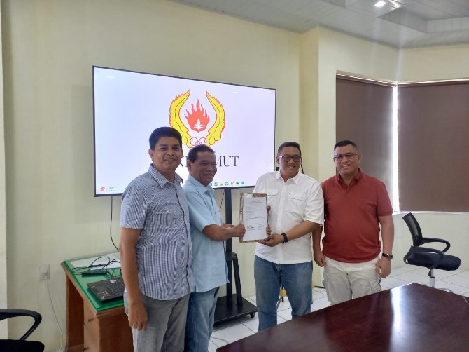 Hatunggal Siregar diwakili Bambang Kencono (dua dari kanan) mengambil formulir pendaftaran Ketum KONI Sumut. Tim penjaringan akan mengumumkan hasil verifikasi pada 14 April 2025 setelah ada pengembalian formulir.