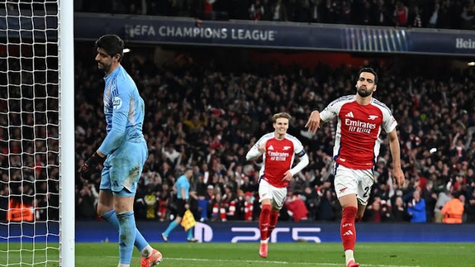 Pemain Arsenal Merino melakukan selebrasi usai mencetak gol ketiga timnya saat menghadapi Real Madrid di Liga Champions, Rabu (9/4/2025). Foto: Reuters
