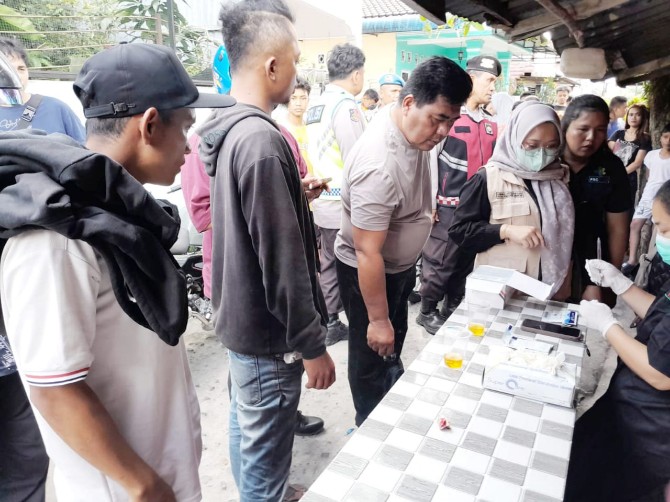 Operasi Gerebek Sarang Narkoba (GSN), tim gabungan yang terdiri dari personel Polres, BNNK, Dinas Kesehatan, dan perangkat kelurahan menyisir tiga lokasi pada Selasa (8/4/2025).