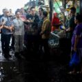 Banjir langganan di Pasar Simalingkar akhirnya mendapat perhatian serius dari Wali Kota Medan, Rico Tri Putra Bayu Waas. Menanggapi keluhan masyarakat dan para pedagang, orang nomor satu di Kota Medan ini turun langsung ke lapangan untuk meninjau kondisi pasar, Kamis pagi (10/4/2025).