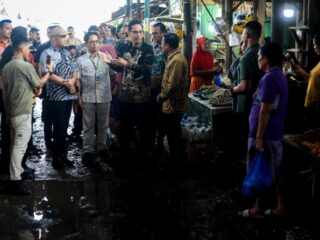 Banjir langganan di Pasar Simalingkar akhirnya mendapat perhatian serius dari Wali Kota Medan, Rico Tri Putra Bayu Waas. Menanggapi keluhan masyarakat dan para pedagang, orang nomor satu di Kota Medan ini turun langsung ke lapangan untuk meninjau kondisi pasar, Kamis pagi (10/4/2025).