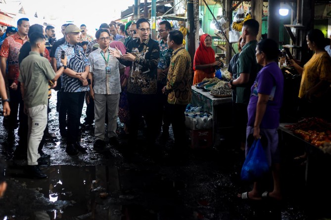 Banjir langganan di Pasar Simalingkar akhirnya mendapat perhatian serius dari Wali Kota Medan, Rico Tri Putra Bayu Waas. Menanggapi keluhan masyarakat dan para pedagang, orang nomor satu di Kota Medan ini turun langsung ke lapangan untuk meninjau kondisi pasar, Kamis pagi (10/4/2025).