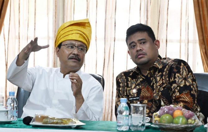 Gubernur Sumatera Utara (Sumut), Muhammad Bobby Afif Nasution, bersama Menteri Sosial Saifullah Yusuf (Gus Ipul), meninjau langsung lokasi rencana pembangunan Sekolah Rakyat di Kampus V Universitas Islam Negeri Sumatera Utara (UIN-SU), Kota Tebingtinggi, Jumat (11/4/2025)