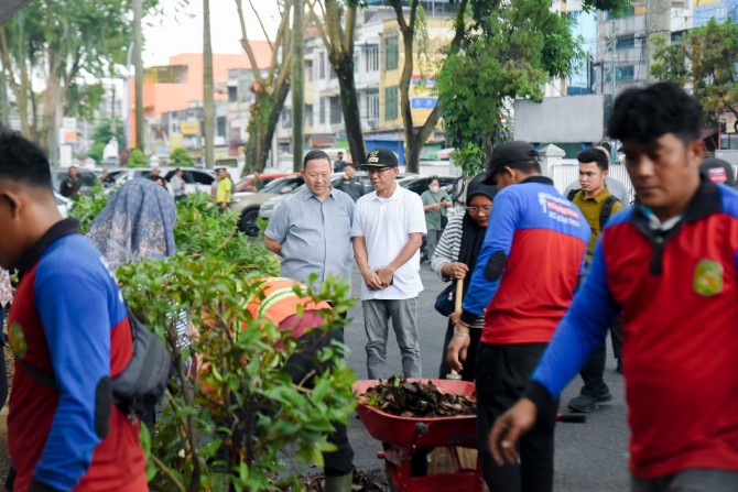 Wakil Walikota Medan, Zakiyuddin Harahap, berkomitmen memperbaiki wajah Rumah Sakit Umum Daerah (RSUD) dr. Pirngadi Medan, terutama dari sisi kebersihan dan kenyamanan lingkungan.