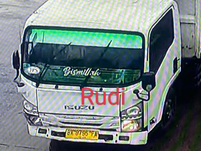 Satu Unit Truk bernomor polisi BK 8796 FA (plat kuning) menabrak seorang pejalan kaki di kawasan Jalan SM Raja, Minggu (13/4/2025).