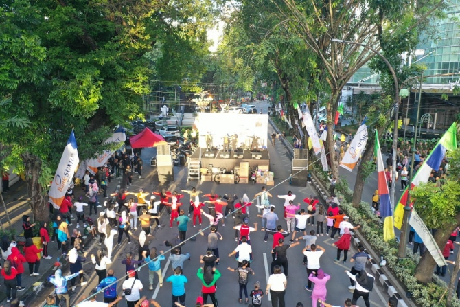 Kegiatan Car Free Day (CFD) yang digelar setiap Minggu pagi di kawasan Lapangan Merdeka kembali digelar.