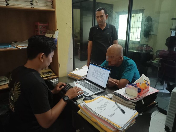 Tersangka kasus narkotika, Ismail Nasution (58), yang sempat melarikan diri usai insiden penyerangan oleh orang tak dikenal (OTK), berhasil ditangkap kembali tim gabungan Ditresnarkoba Polda Sumut dan Polres Pelabuhan Belawan.