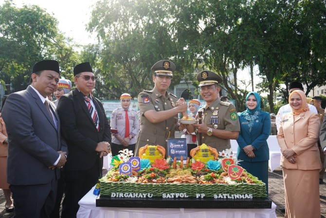 Dalam rangka memperingati Hari Ulang Tahun Satuan Polisi Pamong Praja (Satpol PP) ke-75 dan Satuan Perlindungan Masyarakat (Satlinmas) ke-63, Walikota Medan, Rico Tri Putra Bayu Waas memimpin langsung upacara gelar pasukan yang berlangsung di Lapangan Benteng Medan, Senin (14/4/2025).