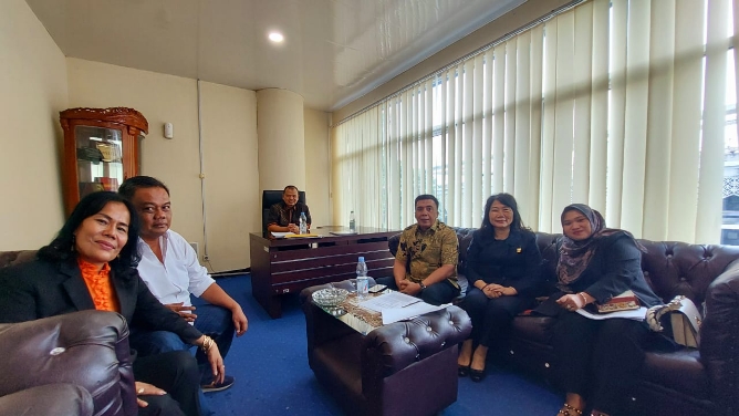 Ketua Komisi 2 DPRD Medan Kasman Bin Marasakti Lubis mengaku sangat menyangkan ketidak hadiran Ketua arisan Horas Bidan Sumatera (HOBISUI) Rohma Sitanggang dalam Rapat Dengar Pendapat (RDP) di gedung DPRD Medan, Senin (14/4/2024).