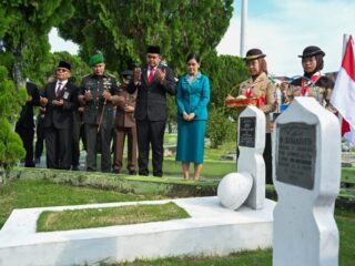 Dalam rangka memperingati Hari Ulang Tahun (HUT) ke-77 Provinsi Sumatera Utara, Gubernur Sumut Muhammad Bobby Afif Nasution memimpin upacara ziarah di Taman Makam Pahlawan (TMP) Bukit Barisan, Jalan Sisingamangaraja, Medan, Selasa (15/4/2025).