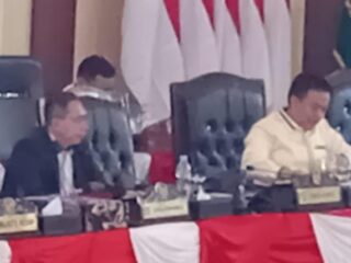 Ketua DPRD Kota Medan, Wong Chun Sen Tarigan memimpin rapat paripurna dalam rangka penandatanganan keputusan DPRD terkait Rancangan Peraturan DPRD Kota Medan tentang Tata Tertib DPRD, pada Senin (14/4/2025).