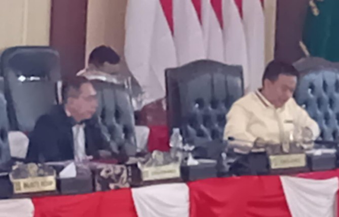 Ketua DPRD Kota Medan, Wong Chun Sen Tarigan memimpin rapat paripurna dalam rangka penandatanganan keputusan DPRD terkait Rancangan Peraturan DPRD Kota Medan tentang Tata Tertib DPRD, pada Senin (14/4/2025).