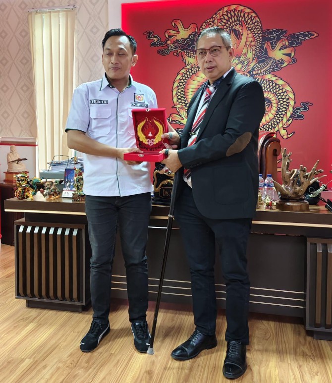 Pengurus KONI Medan berharap Ketua DPRD Medan Wong Chun Sen bisa memperjuangkan agar bonus atlet Kota Medan yang meraih diajang nasional seperti PON maupun internasional bisa lebih besar dari yang didapat sebelumnya.