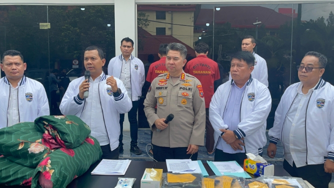 Direktorat Reserse Siber Polda Sumatera Utara berhasil membongkar praktik siaran langsung bermuatan pornografi melalui aplikasi daring yang melibatkan anak di bawah umur. Kasus ini diungkap dalam konferensi pers yang digelar pada Rabu (16/4/2025) di Mapolda Sumut.