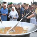 Gubernur Sumatera Utara (Sumut), Bobby Nasution, bersama YouTuber kuliner Bobon Santoso, menggelar acara masak besar bertajuk Mangan Baggal di Pantai Bebas, Danau Toba, Kabupaten Simalungun, Kamis (17/4/2025).