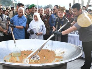 Gubernur Sumatera Utara (Sumut), Bobby Nasution, bersama YouTuber kuliner Bobon Santoso, menggelar acara masak besar bertajuk Mangan Baggal di Pantai Bebas, Danau Toba, Kabupaten Simalungun, Kamis (17/4/2025).