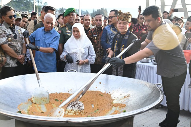 Gubernur Sumatera Utara (Sumut), Bobby Nasution, bersama YouTuber kuliner Bobon Santoso, menggelar acara masak besar bertajuk Mangan Baggal di Pantai Bebas, Danau Toba, Kabupaten Simalungun, Kamis (17/4/2025).