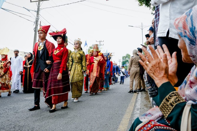 Ribuan peserta dari 21 kecamatan se-Kota Medan turut ambil bagian dalam Pawai Ta'aruf memeriahkan pembukaan Musabaqah Tilawatil Qur’an (MTQ) ke-58 tingkat Kota Medan tahun 2025 di Jalan Yos Sudarso, Kelurahan Kota Bangun, Kecamatan Medan Deli, Sabtu (19/4/2025).
