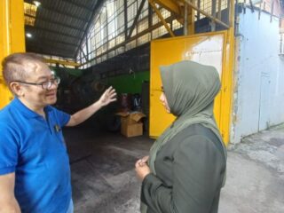 Anggota Komisi 4 DPRD Kota Medan, Lailatul Badri, melakukan inspeksi mendadak (sidak) ke PT Jaya Baru Mandiri yang berlokasi di Jalan Ampera II No. 66, Kelurahan Glugur Darat II, Kecamatan Medan Timur, Senin (21/4/2025).