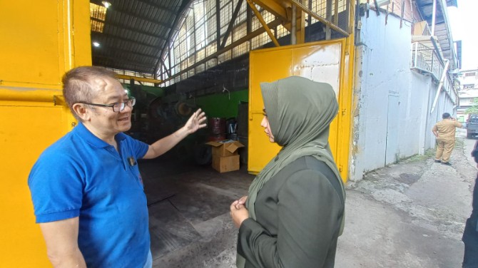 Anggota Komisi 4 DPRD Kota Medan, Lailatul Badri, melakukan inspeksi mendadak (sidak) ke PT Jaya Baru Mandiri yang berlokasi di Jalan Ampera II No. 66, Kelurahan Glugur Darat II, Kecamatan Medan Timur, Senin (21/4/2025).