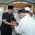Walikota Medan, Rico Tri Putra Bayu Waas, menepung tawari 2.635 calon jemaah haji (calhaj) asal Kota Medan tahun 2025. Dalam kesempatan tersebut, Rico Waas mendoakan agar seluruh calhaj senantiasa diberikan kesehatan dan kekuatan dalam menjalankan ibadah haji, sekaligus menitipkan pesan agar mereka mendoakan kebaikan untuk Kota Medan.