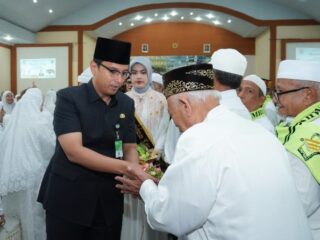 Walikota Medan, Rico Tri Putra Bayu Waas, menepung tawari 2.635 calon jemaah haji (calhaj) asal Kota Medan tahun 2025. Dalam kesempatan tersebut, Rico Waas mendoakan agar seluruh calhaj senantiasa diberikan kesehatan dan kekuatan dalam menjalankan ibadah haji, sekaligus menitipkan pesan agar mereka mendoakan kebaikan untuk Kota Medan.