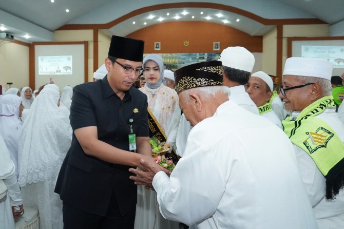 Walikota Medan, Rico Tri Putra Bayu Waas, menepung tawari 2.635 calon jemaah haji (calhaj) asal Kota Medan tahun 2025. Dalam kesempatan tersebut, Rico Waas mendoakan agar seluruh calhaj senantiasa diberikan kesehatan dan kekuatan dalam menjalankan ibadah haji, sekaligus menitipkan pesan agar mereka mendoakan kebaikan untuk Kota Medan.