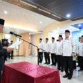 Wakil Gubernur Sumatera Utara (Wagubsu) Surya, atas nama Menteri Agama RI, melantik Petugas Penyelenggara Ibadah Haji (PPIH) Embarkasi/Debarkasi Kualanamu Medan Tahun 1446 H/2025 M di Gedung Almunawwarah, Asrama Haji Medan, Selasa (22/4/2025).