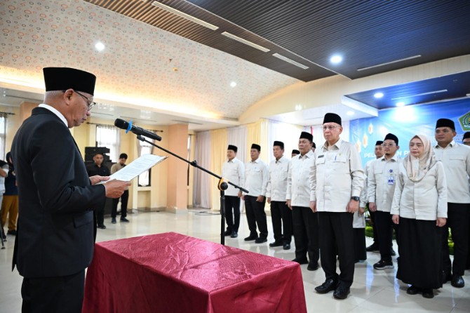 Wakil Gubernur Sumatera Utara (Wagubsu) Surya, atas nama Menteri Agama RI, melantik Petugas Penyelenggara Ibadah Haji (PPIH) Embarkasi/Debarkasi Kualanamu Medan Tahun 1446 H/2025 M di Gedung Almunawwarah, Asrama Haji Medan, Selasa (22/4/2025).