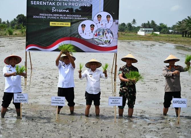Pemerintah Provinsi Sumatera Utara (Pemprov Sumut) menunjukkan komitmen kuat dalam mendukung program swasembada pangan nasional melalui Gerakan Menanam Padi Serentak.