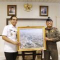 Walikota Medan, Rico Tri Putra Bayu Waas, menyampaikan apresiasi dan rasa terima kasih atas pemberian foto udara Kota Medan yang diserahkan oleh prajurit TNI Angkatan Udara dari Satuan Wing Udara 6 Tempur.
