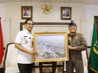 Walikota Medan, Rico Tri Putra Bayu Waas, menyampaikan apresiasi dan rasa terima kasih atas pemberian foto udara Kota Medan yang diserahkan oleh prajurit TNI Angkatan Udara dari Satuan Wing Udara 6 Tempur.