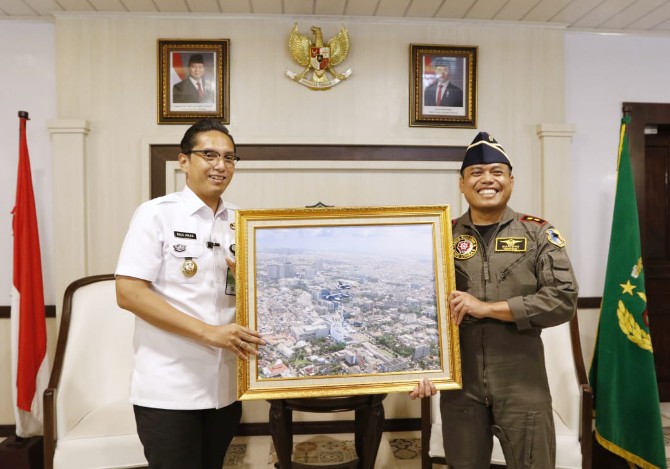 Walikota Medan, Rico Tri Putra Bayu Waas, menyampaikan apresiasi dan rasa terima kasih atas pemberian foto udara Kota Medan yang diserahkan oleh prajurit TNI Angkatan Udara dari Satuan Wing Udara 6 Tempur.