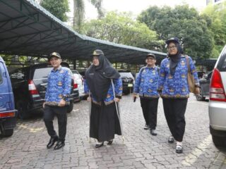 Wajah bahagia dan haru menyelimuti Ainin Trisea Yunanda, penyandang disabilitas tuna daksa, saat menerima Surat Keputusan (SK) pengangkatan sebagai Calon Pegawai Negeri Sipil (CPNS) Pemerintah Kota Medan. Penyerahan SK ini dilakukan dalam sebuah upacara resmi yang dipimpin langsung oleh Wali Kota Medan, Rico Tri Putra Bayu Waas, Rabu (23/4/2025).