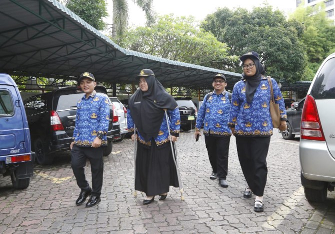 Wajah bahagia dan haru menyelimuti Ainin Trisea Yunanda, penyandang disabilitas tuna daksa, saat menerima Surat Keputusan (SK) pengangkatan sebagai Calon Pegawai Negeri Sipil (CPNS) Pemerintah Kota Medan. Penyerahan SK ini dilakukan dalam sebuah upacara resmi yang dipimpin langsung oleh Wali Kota Medan, Rico Tri Putra Bayu Waas, Rabu (23/4/2025).