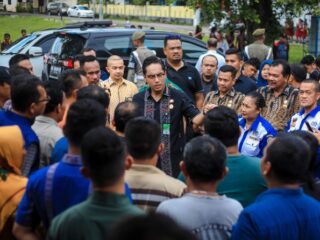 Akses jalan menuju Pasar Induk Lau Cih di Kecamatan Medan Tuntungan mengalami kerusakan parah sepanjang 650 meter dengan lebar 14 meter, menghambat aktivitas warga dan pedagang.