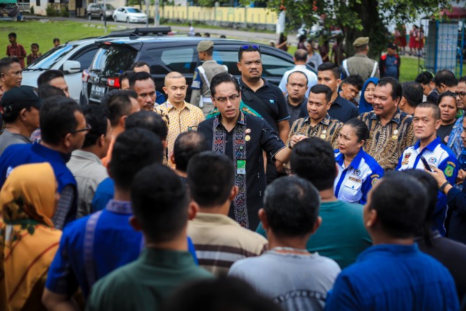 Akses jalan menuju Pasar Induk Lau Cih di Kecamatan Medan Tuntungan mengalami kerusakan parah sepanjang 650 meter dengan lebar 14 meter, menghambat aktivitas warga dan pedagang.