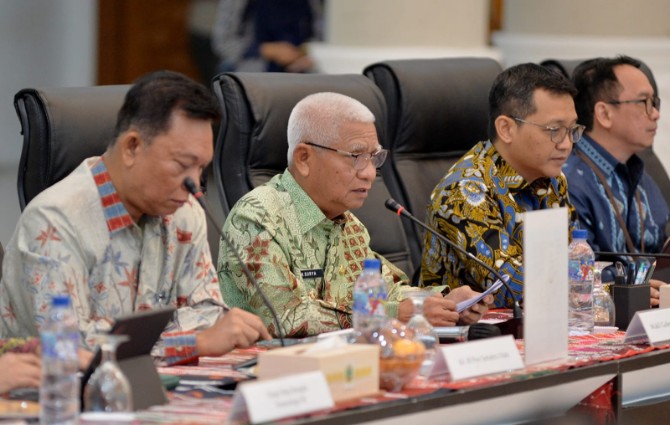Wakil Gubernur Sumatera Utara, Surya, dalam Rapat Koordinasi Tim Pengendalian Inflasi Pusat dan Daerah serta Gerakan Nasional Pengendalian Inflasi Pangan (GNPIP) wilayah Sumatera Tahun 2025, yang berlangsung di Aula Raja Inal Siregar, Kantor Gubernur Sumut, Medan, Kamis (24/4/2025).