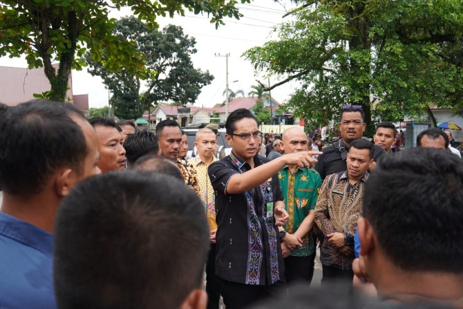 Walikota Medan Rico Tri Putra Bayu Waas memerintahkan Dinas SDABMBK segera memperbaiki jalan dan saluran drainase di Pasar Kwala Bekala, Kecamatan Medan Johor.