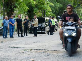 Wakil Walikota Medan, Zakiyuddin Harahap meninjau langsung Jalan Setiabudi Baru, Kelurahan Helvetia Timur Kecamatan Medan Helvetia yang kondisinya berlubang, Sabtu (26/4/2025).