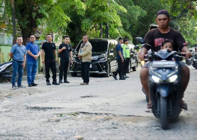 Wakil Walikota Medan, Zakiyuddin Harahap meninjau langsung Jalan Setiabudi Baru, Kelurahan Helvetia Timur Kecamatan Medan Helvetia yang kondisinya berlubang, Sabtu (26/4/2025).