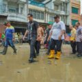 Walikota Medan Rico Waas meninjau langsung kondisi Jalan Sunggal, persisnya di sekitar Pasar Sunggal yang rusak parah, kemarin.