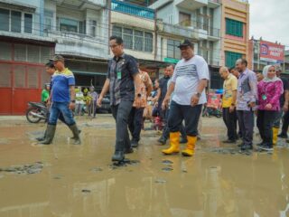 Walikota Medan Rico Waas meninjau langsung kondisi Jalan Sunggal, persisnya di sekitar Pasar Sunggal yang rusak parah, kemarin.