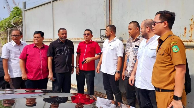 Anggota Komisi 4 DPRD Medan kecewa dengan sikap yang ditunjukkan manajemen perusahaan di Jalan Pelabuhan Raya, lingkungan 12 Kelurahan Belawan Bahari, Kecamatan Medan Belawan, Kota Medan. Pasalnya, pihak perusahaan tidak berkenan menerima kunjungan resmi aparat Pemko Medan bersama Komisi 4 DPRD Medan, Senin (28/4/2025).
